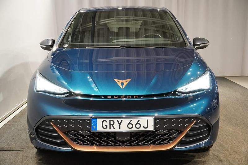Begagnad Cupra Born e-Boost 172 kW (234 HK) 2023 Blå Halvkombi