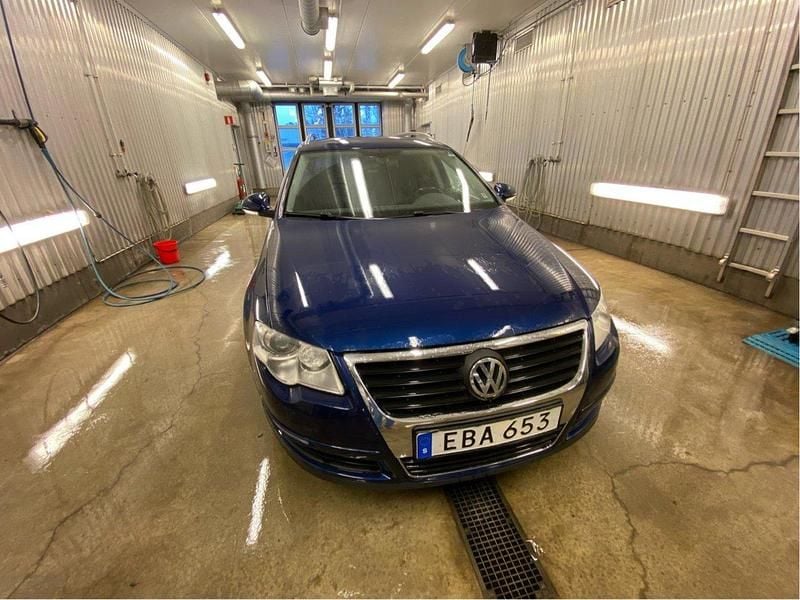 Blå Begagnad 2007 VW Passat Highline Kombi | 35 000 kr (Marknadspris) - Bild 1/4