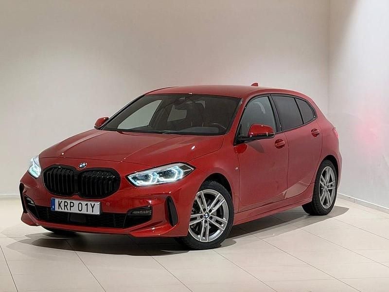 Röd Begagnad 2024 BMW 118 M Sport Halvkombi | 289 000 kr (Marknadspris) - Bild 1/4