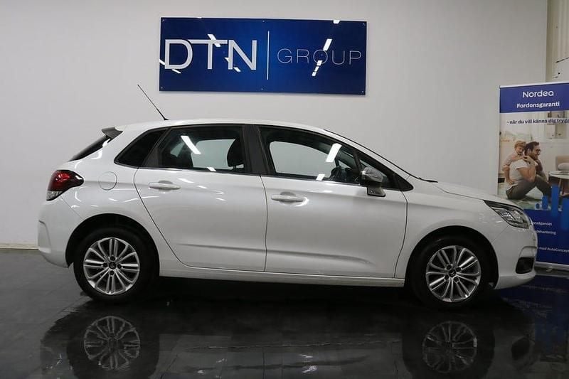 Vit Begagnad 2016 Citroën C4 Halvkombi | 109 500 kr (Marknadspris) - Bild 1/4