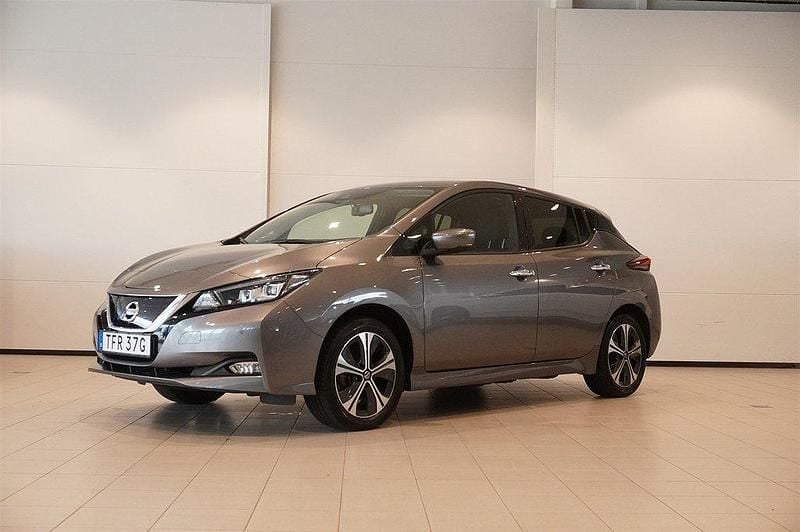 Grå Begagnad 2021 Nissan Leaf N-Connecta Halvkombi | 219 900 kr (Marknadspris) - Bild 1/4