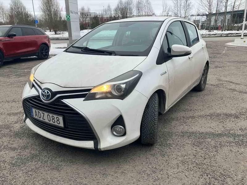 Vit Begagnad 2014 Toyota Yaris Hybrid Halvkombi | 124 900 kr (Marknadspris) - Bild 1/1