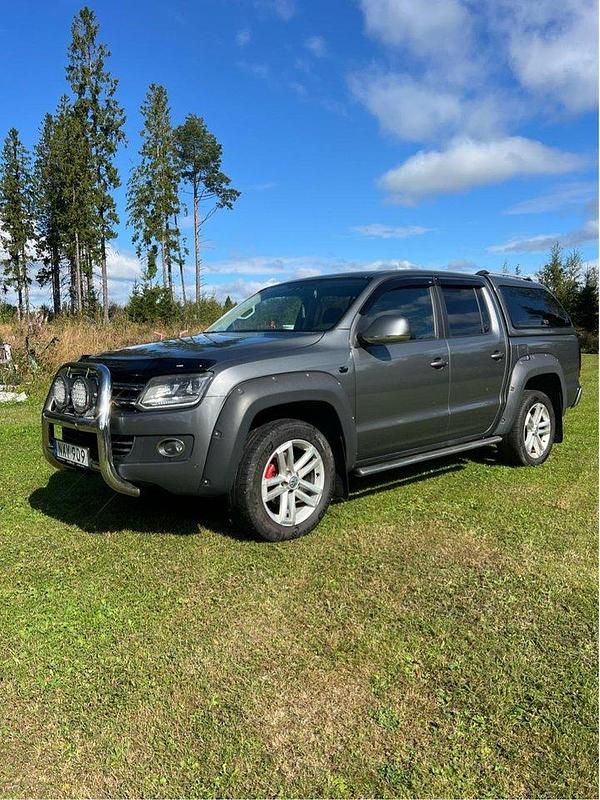 Grå Begagnad 2016 VW Amarok Highline Pickup | 170 000 kr (Marknadspris) - Bild 1/4