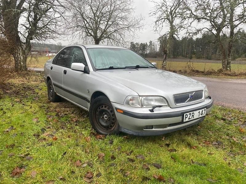 Begagnad 2000 Volvo S40 Sedan | 20 000 kr (Marknadspris) - Bild 1/4