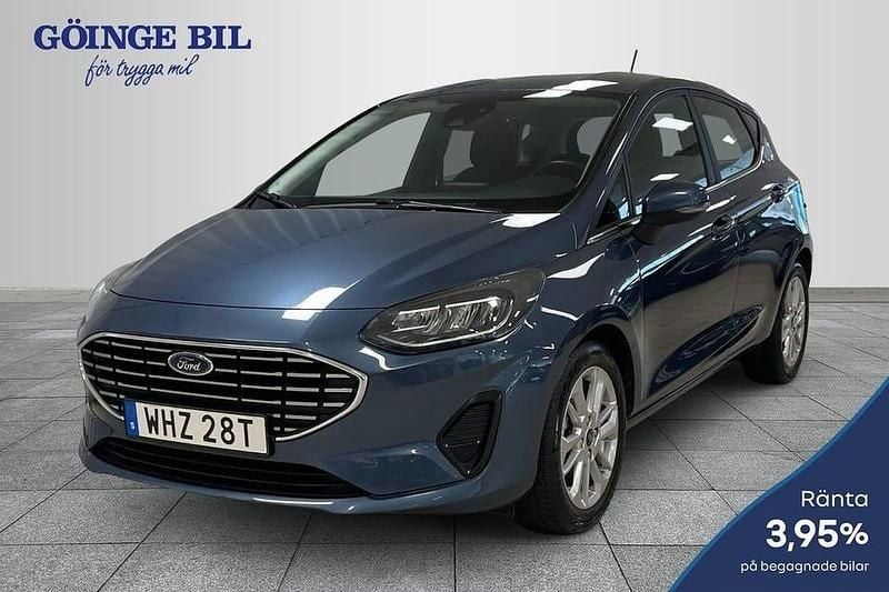 Blå Begagnad 2022 Ford Fiesta Titanium Halvkombi | 169 000 kr (Marknadspris) - Bild 1/2