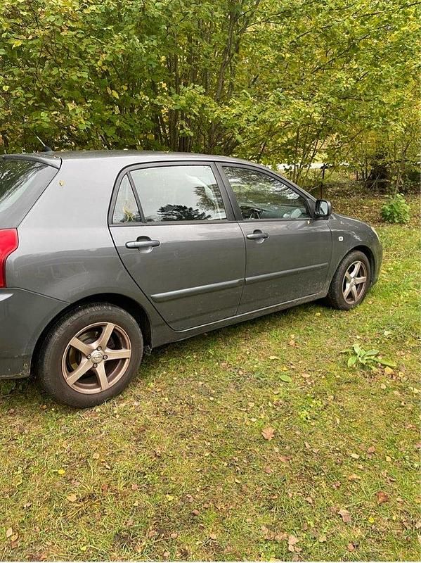 Grå Begagnad 2006 Toyota Corolla Halvkombi | 49 000 kr (Marknadspris) - Bild 1/3