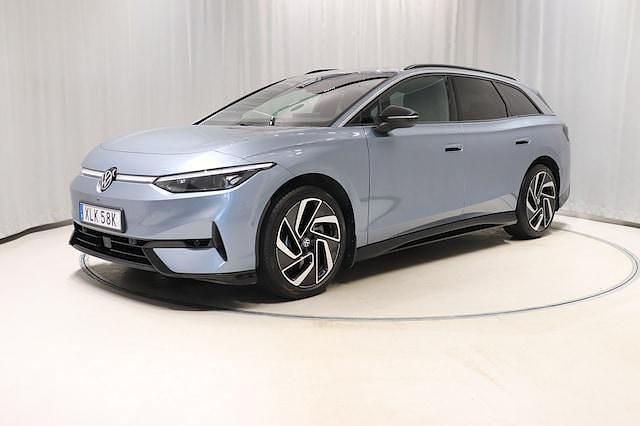 Ljusblå (stonewashed blue metallic) Begagnad 2024 VW ID.7 Pro Sedan | 579 800 kr (Marknadspris) - Bild 1/4