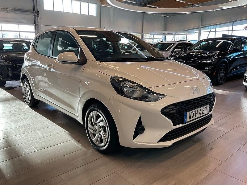 Ny Hyundai i10 Essential 63 HK (46 kW) 2025 Atlas vit Halvkombi