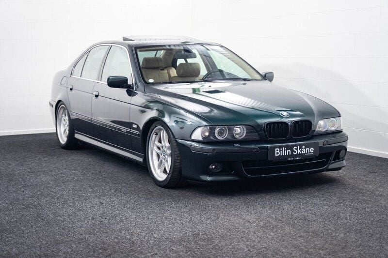 Mörkgrön (grön) Begagnad 2003 BMW 540 M Sport Sedan | 179 900 kr - Bild 1/4