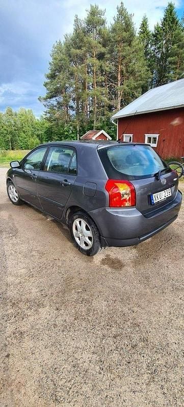 Grå Begagnad 2006 Toyota Corolla Halvkombi | 34 000 kr (Marknadspris) - Bild 1/4