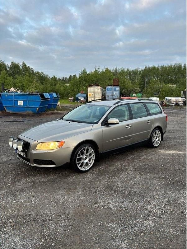 Brun Begagnad 2008 Volvo V70 Kombi | 30 000 kr (Bra pris) - Bild 1/4