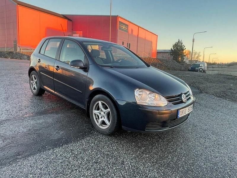 Mörkblå Begagnad 2005 VW Golf IV Trendline Halvkombi | 32 900 kr (Marknadspris) - Bild 1/4
