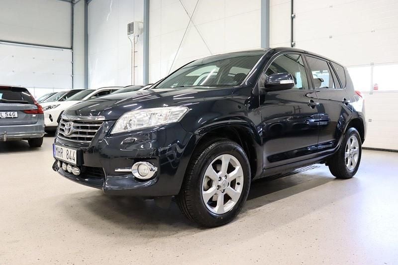 Mörkblå Begagnad 2011 Toyota RAV4 Multidrive S SUV | 164 900 kr (Marknadspris) - Bild 1/4