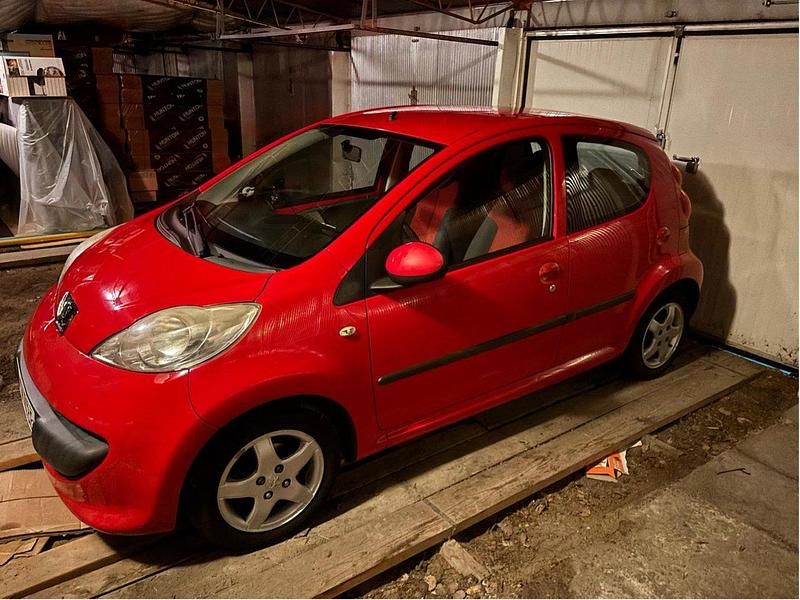 Röd Begagnad 2008 Peugeot 107 Halvkombi | 33 000 kr (Marknadspris) - Bild 1/4