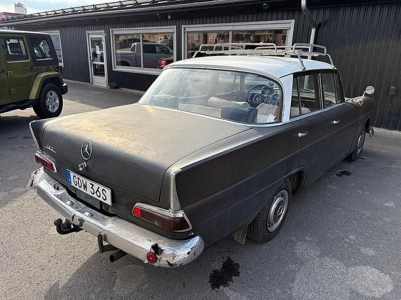 Svart Begagnad 1966 Mercedes 200 Sedan | 39 000 kr - Bild 1/4