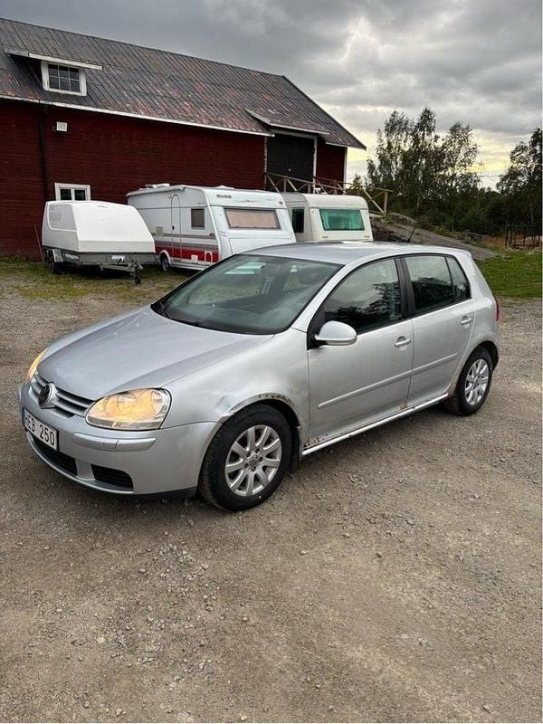 Silver Begagnad 2007 VW Golf V Sportline Halvkombi | 22 000 kr (Marknadspris) - Bild 1/4