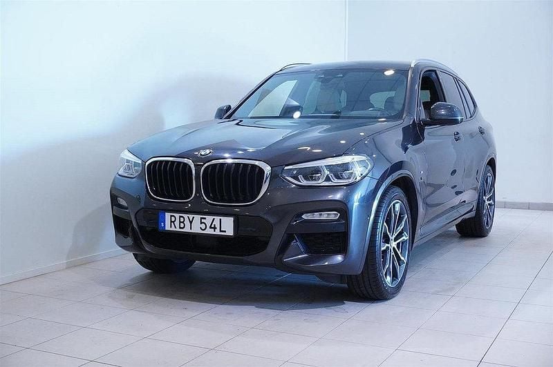 Grå (sophistogrå metallic) Begagnad 2019 BMW X3 M Sport SUV | 359 900 kr (Marknadspris) - Bild 1/4