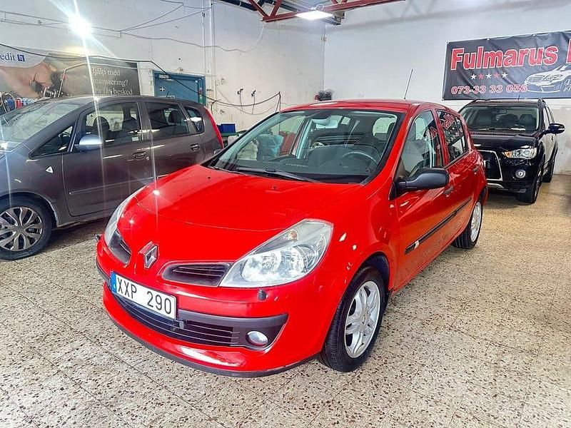 Begagnad Renault Clio II 75 HK (55 kW) 2006 Röd Halvkombi