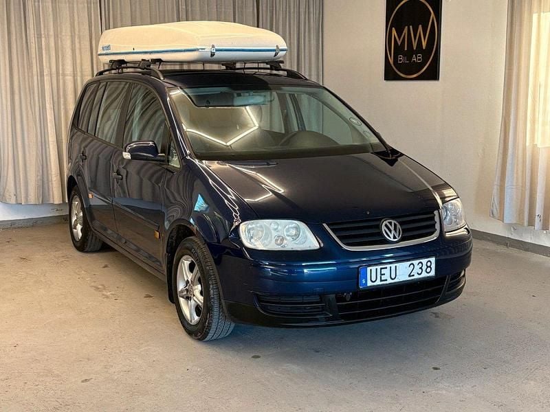 Mörkblå (blå) Begagnad 2003 VW Touran Minibuss | 14 900 kr (Marknadspris) - Bild 1/4