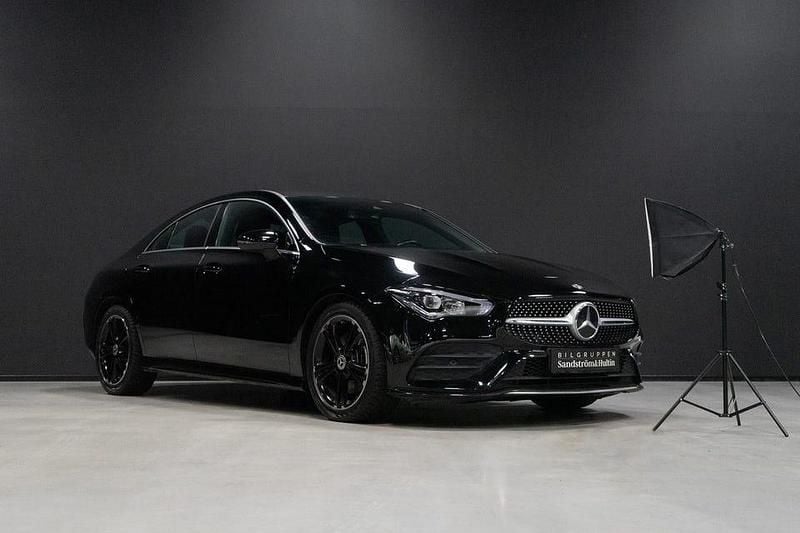 Svart Begagnad 2020 Mercedes CLA200 AMG Sportkupé | 299 000 kr (Marknadspris) - Bild 1/4