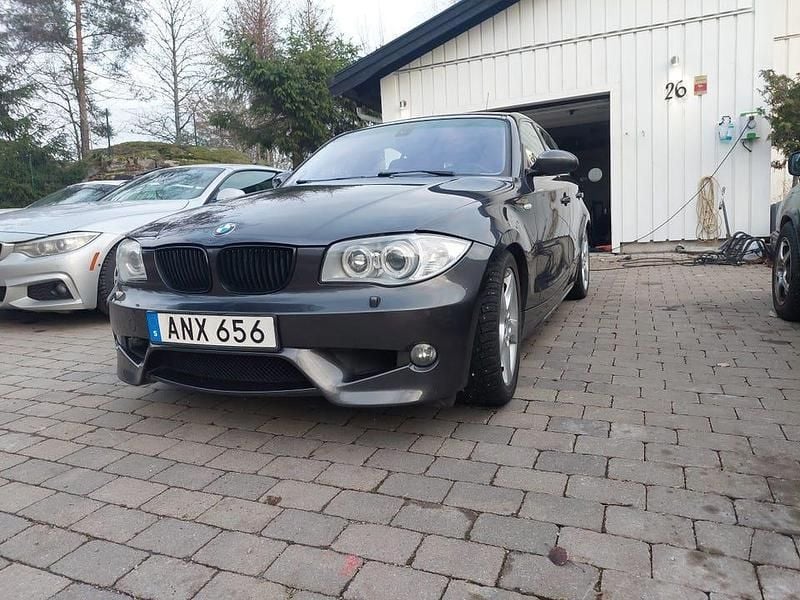 Grafitgrå metallic Begagnad 2005 BMW 120 Halvkombi | 65 000 kr (Lite dyr) - Bild 1/4