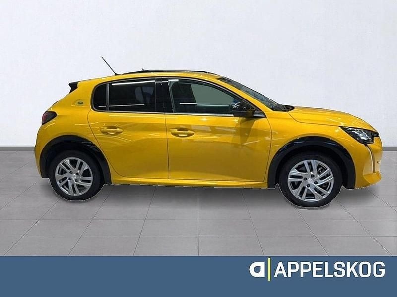 Begagnad Peugeot e-208 Allure 100 kW (136 HK) 2022 Gul Halvkombi