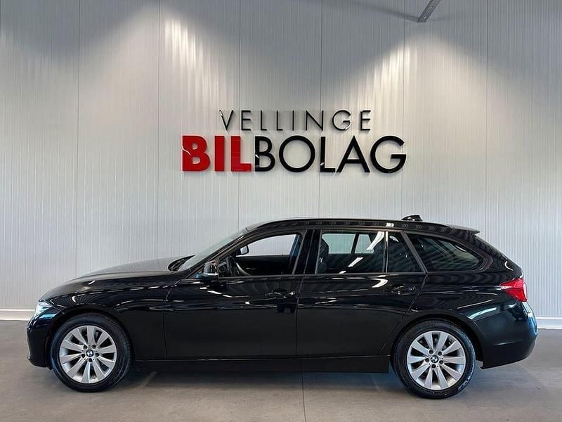 Svart Begagnad 2016 BMW 318 Sport Line Kombi | 214 500 kr (Marknadspris) - Bild 1/4