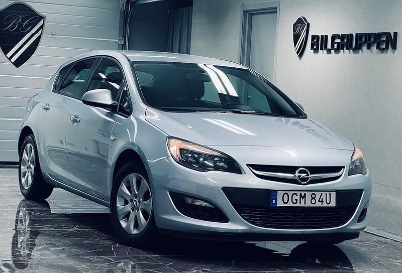 Ljusblå Begagnad 2015 Opel Astra Halvkombi | 109 000 kr (Marknadspris) - Bild 1/4
