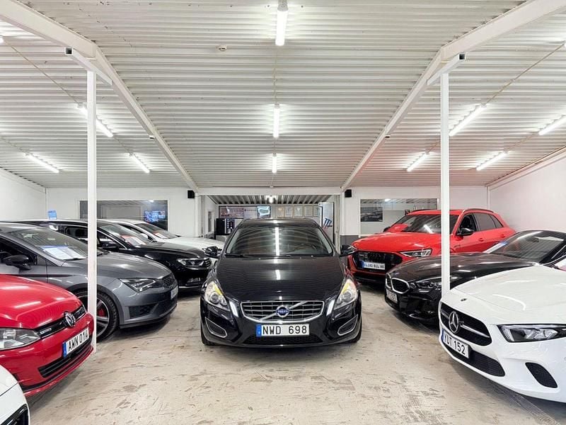 Svart Begagnad 2012 Volvo V60 Momentum Kombi | 69 900 kr (Marknadspris) - Bild 1/4
