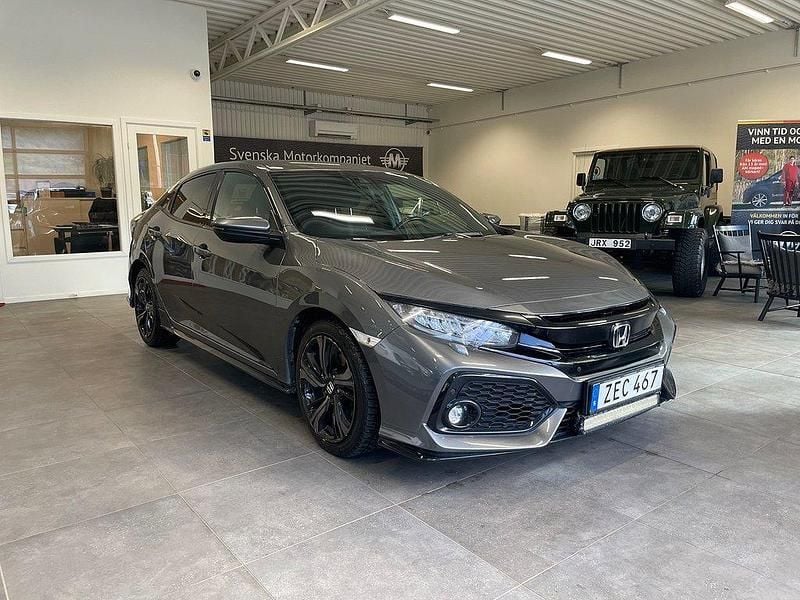 Mörkgrå (grå) Begagnad 2017 Honda Civic Halvkombi | 189 900 kr (Marknadspris) - Bild 1/4