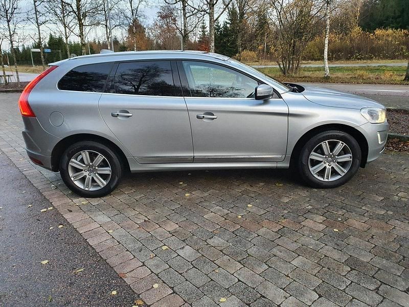Silver Begagnad 2017 Volvo XC60 SUV | 190 000 kr (Bra pris) - Bild 1/4