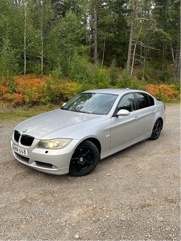 Grå Begagnad 2005 BMW 325 Comfort Edition Sedan | 46 500 kr (Bra pris) - Bild 1/4