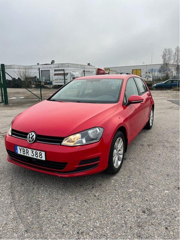 Röd Begagnad 2016 VW Golf VII Halvkombi | 70 000 kr (Superpris) - Bild 1/4