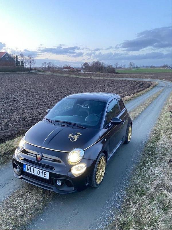 Svart Begagnad 2021 Abarth 595 Halvkombi | 214 999 kr (Marknadspris) - Bild 1/4