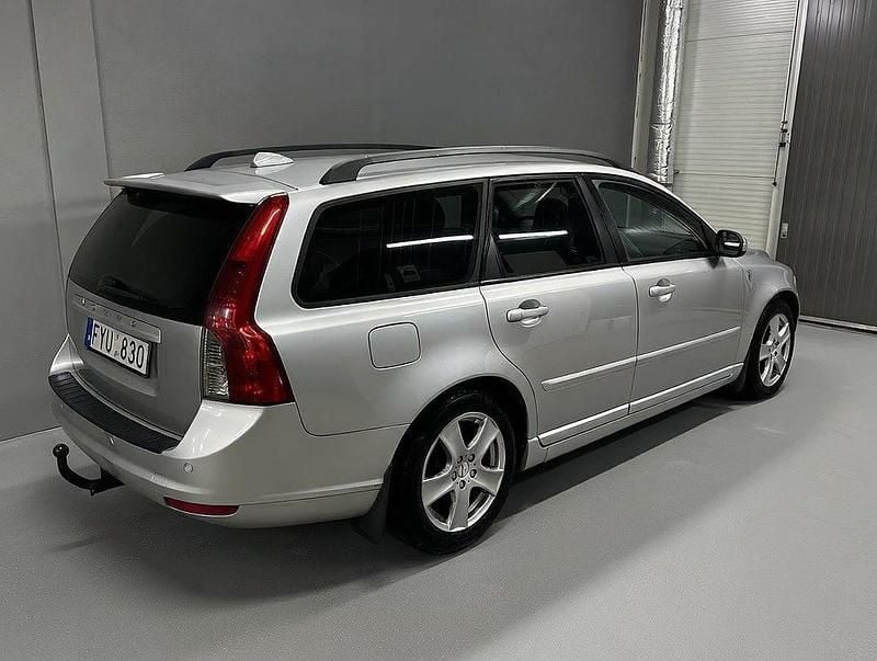 Grå Begagnad 2007 Volvo V50 Momentum Kombi | 34 900 kr (Marknadspris) - Bild 1/4