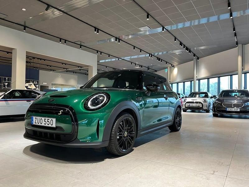 Grön Begagnad 2022 Mini Cooper SE Halvkombi | 209 000 kr (Marknadspris) - Bild 1/4