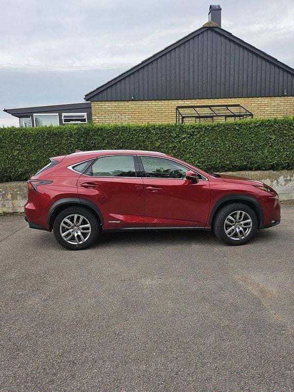 Röd Begagnad 2015 Lexus NX300h Business Edition SUV | 179 000 kr (Marknadspris) - Bild 1/4