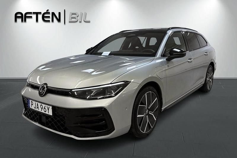 Oyster silver metallic black Begagnad 2025 VW Passat R-line Kombi | 569 800 kr - Bild 1/3