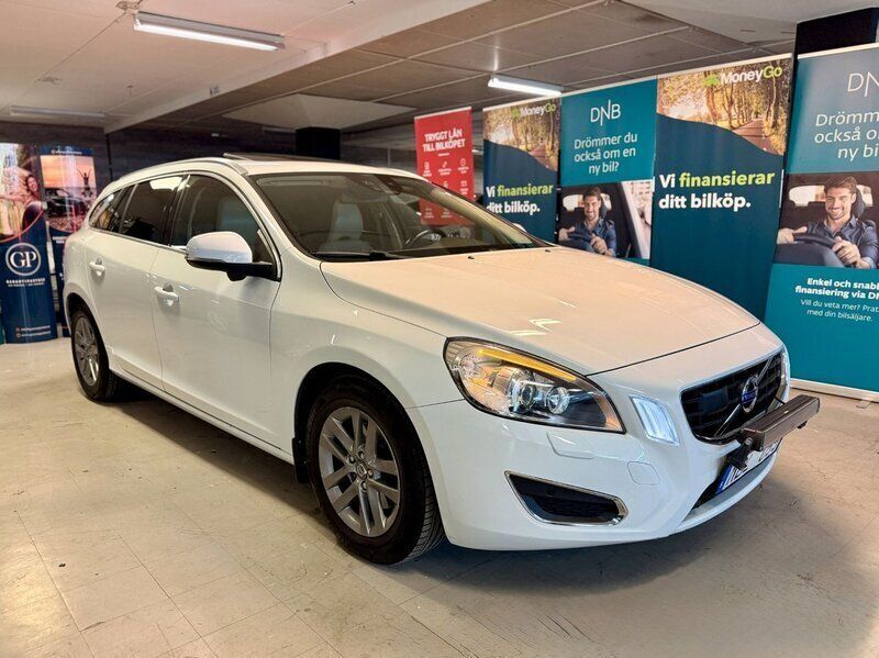 Vit Begagnad 2012 Volvo V60 Summum Kombi | 119 900 kr (Marknadspris) - Bild 1/4