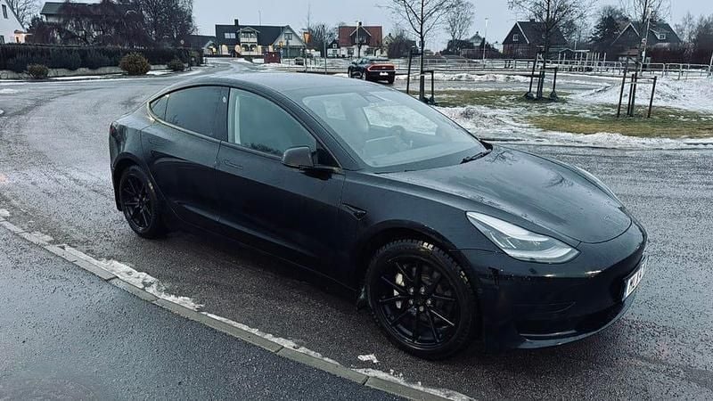 Begagnad Tesla Model 3 Standard Range Plus 239 kW (325 HK) 2019 Sedan