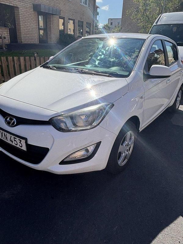 Vit Begagnad 2014 Hyundai i20 Select Halvkombi | 50 000 kr (Marknadspris) - Bild 1/4