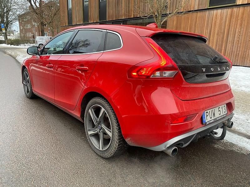 Begagnad Volvo V40 R-Design 116 HK (85 kW) 2013 Röd Halvkombi