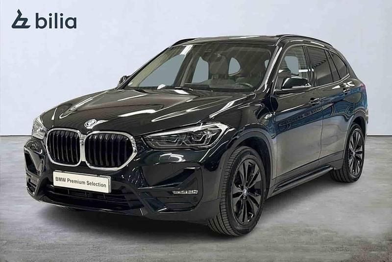 Svart Begagnad 2022 BMW X1 SUV | 346 900 kr (Marknadspris) - Bild 1/1