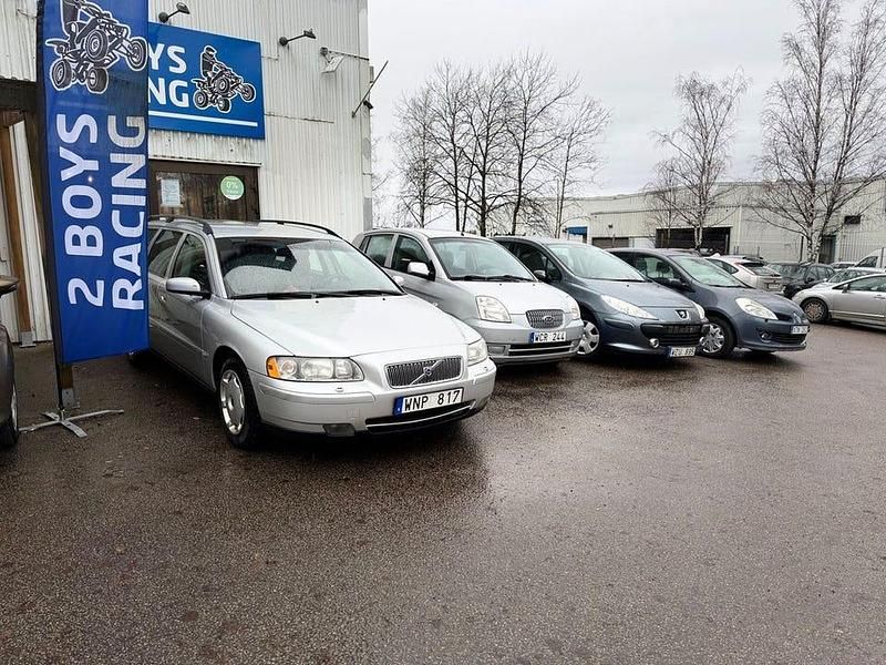 Ljusgrå (grå) Begagnad 2005 Volvo V70 Kinetic Kombi | 34 900 kr (Marknadspris) - Bild 1/4