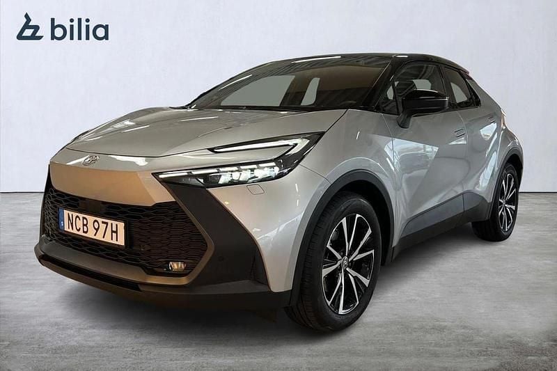Silver Begagnad 2025 Toyota C-HR Style SUV | 419 900 kr (Bra pris) - Bild 1/4