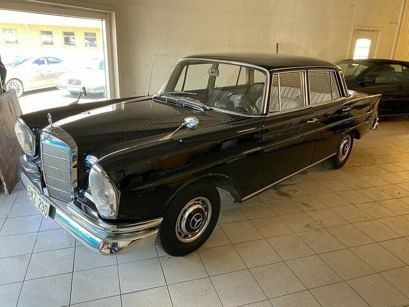 Svart Begagnad 1962 Mercedes 220 Sedan | 195 000 kr - Bild 1/4