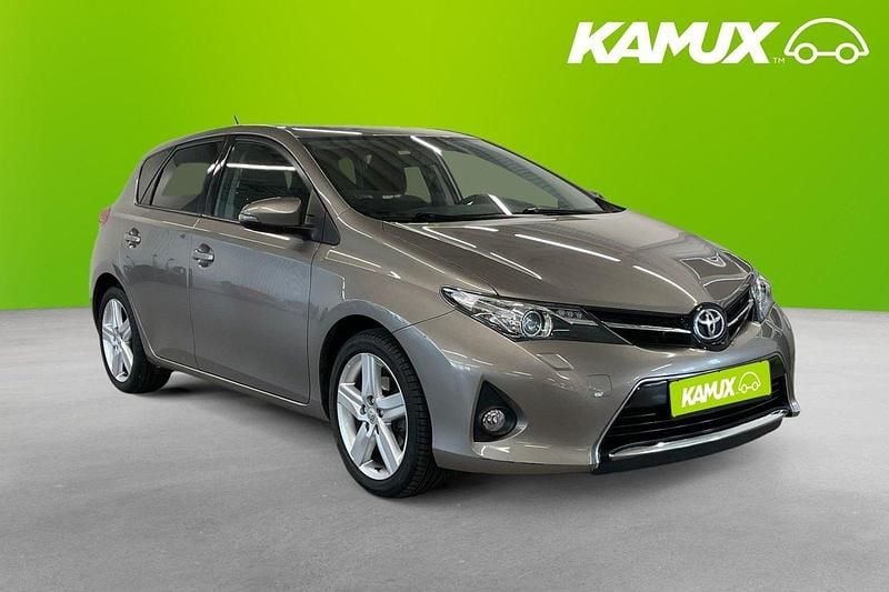 Brun Begagnad 2014 Toyota Auris Halvkombi | 114 800 kr (Marknadspris) - Bild 1/4