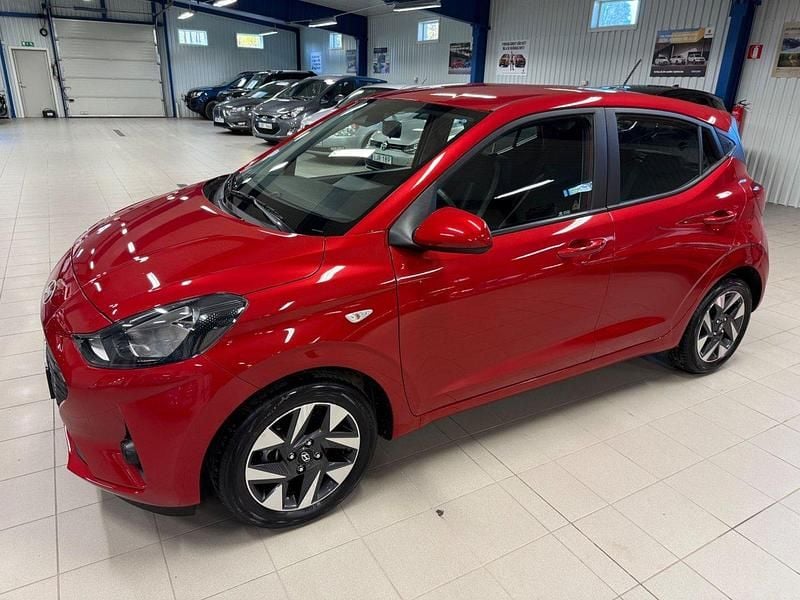 Röd Begagnad 2023 Hyundai i10 Essential Halvkombi | 169 000 kr (Marknadspris) - Bild 1/4