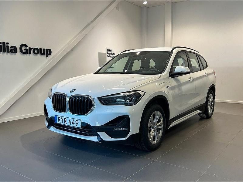 Vit Begagnad 2021 BMW X1 Sport Line SUV | 229 900 kr (Superpris) - Bild 1/4