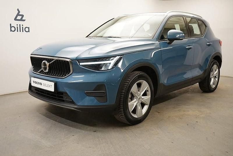Blå Begagnad 2022 Volvo XC40 Core SUV | 314 900 kr (Marknadspris) - Bild 1/3